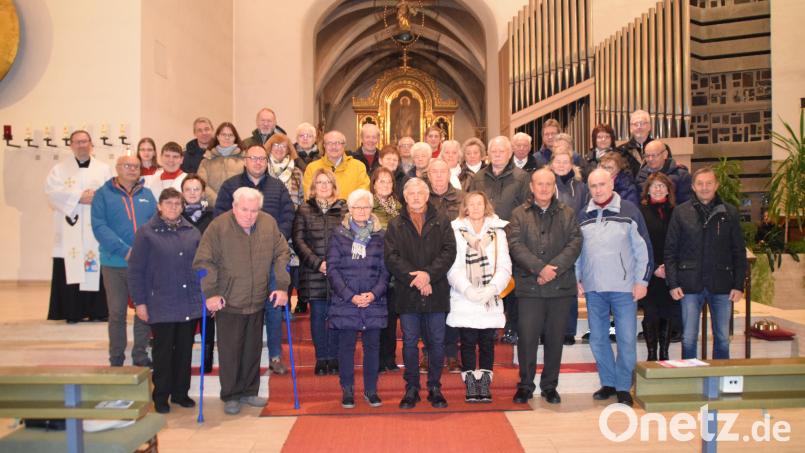 Die Ehejubilare aus der Pfarreiengemeinschaft Hahnbach-Gebenbach-Ursulapoppenricht feierten gemeinsam in der Gebenbacher Pfarrkirche einen Dankgottesdienst zusammen mit Pfarrvikar Christian Preitschaft (hinten links). Bild: swo