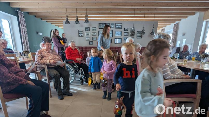 Buben und Mädchen der Kinderoase St. Emmeram besuchen die Tagespflegeeinrichtung Waldnaabtal des ARV in Windischeschenbach Bild: Kinderoase