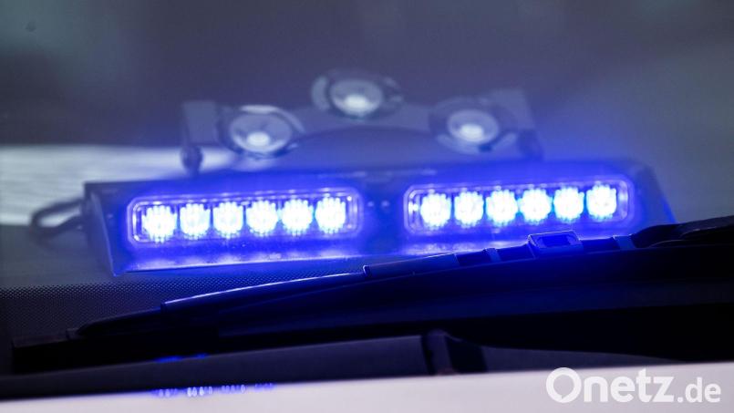 Die Polizei Weiden sucht nach einem Mann, der zwei Personen vor einer Disco verletzt haben soll. Symbolbild: Lino Mirgeler/dpa