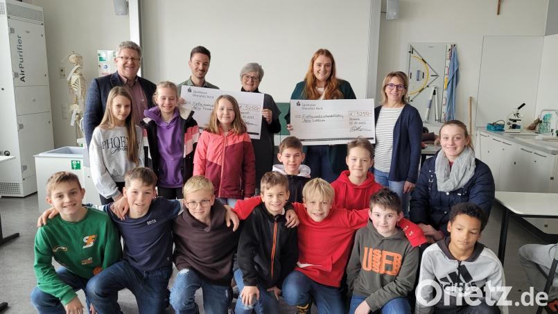 Mit den Klassensprechern der 5. und 6. Klassen übergaben Realschuldirektor German Helgertdie Fachschaftsleiter Sport Frank Rothballer (hinten von links) sowie Margit Friedl zwei Schecks über je 5 250 Euro an Lisa Schedl und Dr. Annemarie Schraml (hinten von rechts). Bild: Holger König/exb