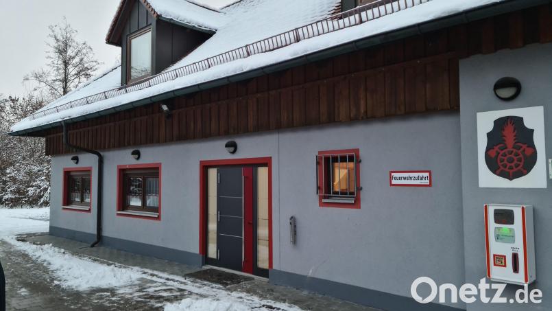 Die Stadt lässt die Sanitäranlagen im Feuerwehrhaus in Hütten sanieren. Bild: sne