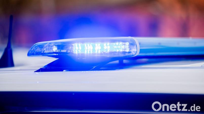 Die Weidener Polizei sucht nach dem Verursacher eines Parkplatzremplers. Symbolbild: Christoph Soeder/dpa