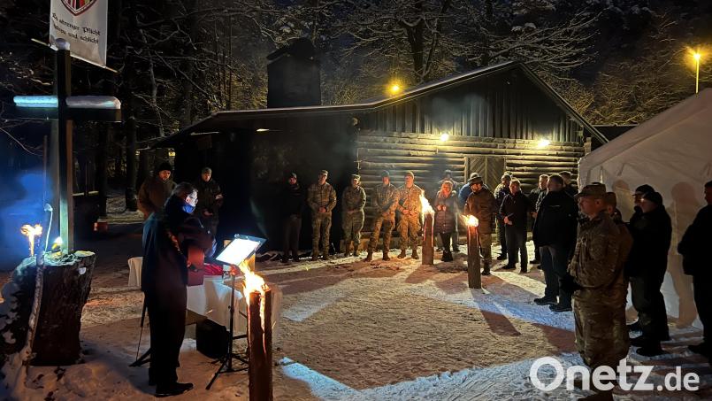 Zu Ehren der heiligen Barbara kamen die Bundeswehrsoldaten und ihre deutschen und amerikanischen Gäste an der Barbarahütte zusammen. Militärpfarrer Holm Haschker (links) gedachte der Schutzheiligen und gestaltete die Andacht. Bild: mor