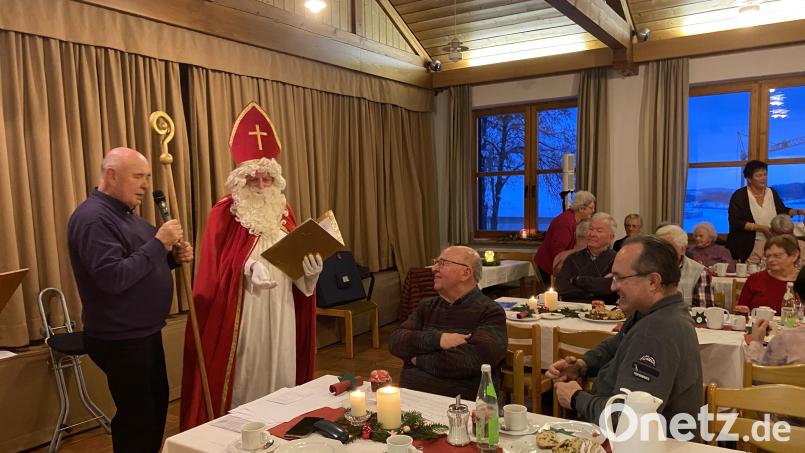 Auch Pfarrer Wilhelm Bauer (sitzend links) und Bürgermeister Ludwig Gürtler (rechts) mussten sich vom Nikolaus so einiges anhören. Bild: Josef Glas