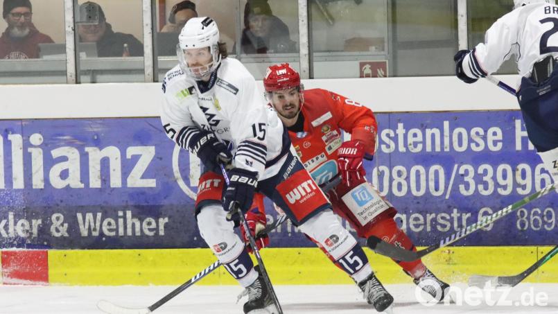 Fabian Voit (links) steuerte einen Treffer beim Sieg der Blue Devils Weiden in Peiting bei. Bild: Roland Halmel
