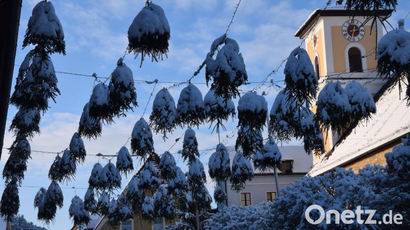 Im Ortskern von Schmidmühlen wurden als weihnachtliche Deko Fichtenbäumchen aufgehängt. Nicht jedem scheinen sie zu gefallen, es kursieren Gerüchte, die der Bürgermeister jetzt im Marktgemeinderat als falsch bezeichnete. Bild: bö