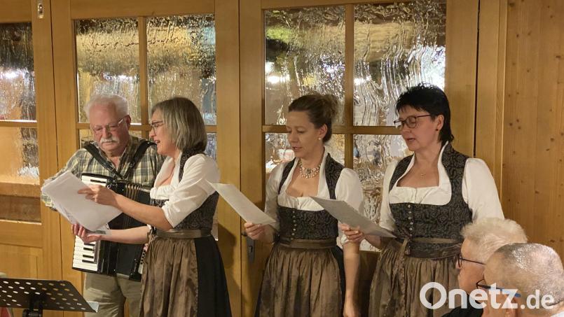 Georg Schmidbauer mit der Gesangsgruppe &quot;TriAngel&quot; (Doris Völkl, Steffi Daubenmerkl und Andrea Götz; von links). Bild: fvo