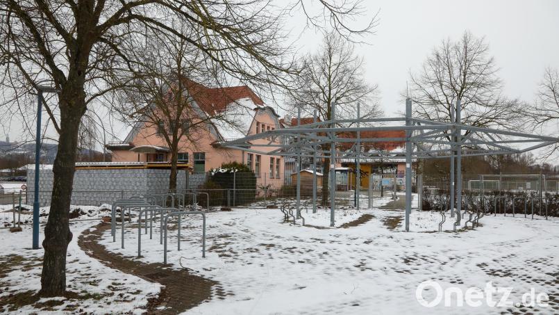 Direkt neben dem Amberger Jugendzentrum wird derzeit ein Doppelgarage gebaut. Das hat vor allem wegen der Fahrradabstellplätze dahinter zu Diskussionen geführt. Bild: Wolfgang Steinbacher
