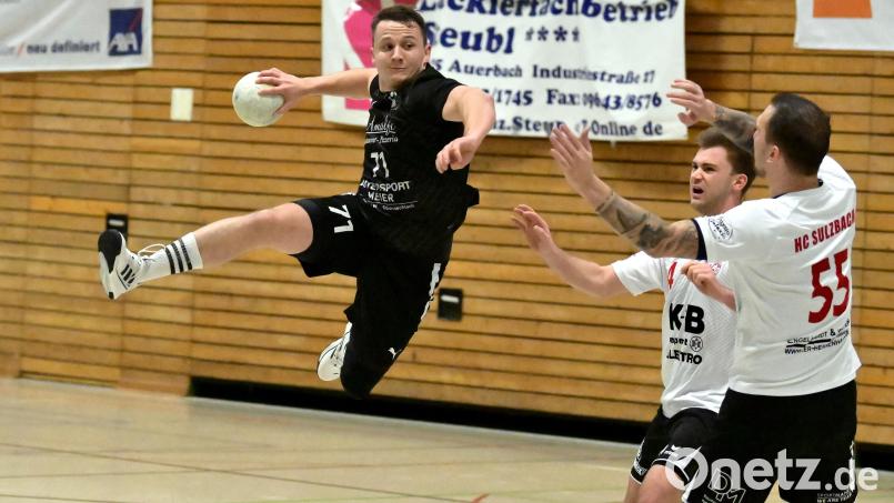 Mit einem herrlichen Sprungwurf kann sich in dieser Szene Sebastian Mensch (links) von der HSG Nabburg-Schwarzenfeld gegen Milan Stancic und Maximilian Schwegler (von rechts) vom HC Sulzbach-Rosenberg durchsetzen. Bild: Hubert Ziegler