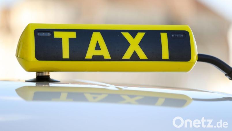 Ein Taxifahrer aus Amberg blieb am Sonntag, 10. Dezember, auf einer 40-Euro-Rechnung sitzen. Seine Fahrgäste liefen nach einem Streit weg, Bild: Jan Woitas/dpa-Zentralbild/dpa/Symbolbild