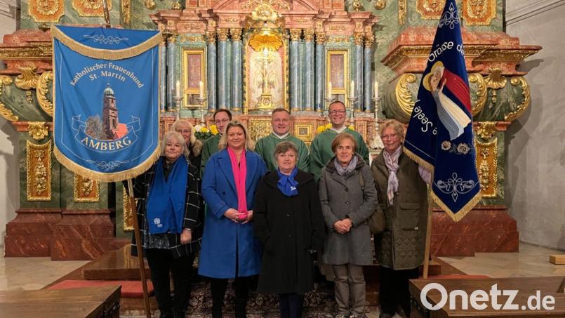 Der Frauenbund St. Georg hat beschlossen, mit dem Frauenbund von St. Martin zu fusionieren. Darüber freuten sich Hildegard Choynovski, stellvertretende Diözesanvorsitzende. Kerstin Aufschneider, Maria Paulus, Marianne Brumeißl (vorne von links), Kaplan Johannes Spindler, Pfarrer Markus Brunner und Pfarrer Thomas Helm (hinten von links). Bild: E. Kraus/exb