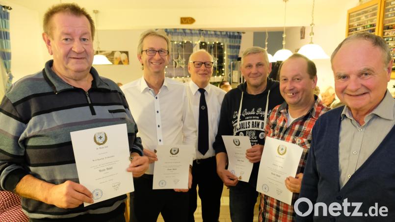 KSK-Ortsvorsitzender Helmut Schmidt (Dritter von links) und stellvertretender BSB-Kreisvorsitzender Max Wagner (rechts) ehren treue Mitglieder. Bild: do