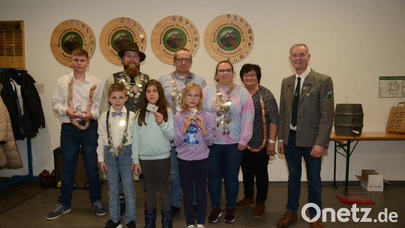 Neuer Schützenkönig Luftgewehr Herren ist Jürgen Völkl (Mitte), eingerahmt von Schützenkönig Luftpistole Maximilian Klier und Schützenliesl Sabine Kick. Maximilian Bocka (links) ist Wurstkönig Luftpistole, Anni Hösl (2. von rechts) ist Wurstkönigin Luftgewehr Damen. Erster Schützenmeister Johannes Kick (rechts) gratulierten den erfolgreichen Schützinnen und Schützen. Bild: bey