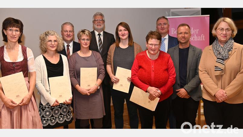 Die erfolgreichen Absolventinnen der Staatlichen Landwirtschaftsschule, Abteilung Hauswirtschaft (vorne, von links): Andrea Müller, Angela Kopczyk, Michael Staller, Barbara Pröls und Annette Meißner. Dahinter Landrat Richard Reisinger, Leitender Forstdirektor Harald Gebhardt, Harald Schwartz, Bernd Heinisch und die Schulleiterin Ursula Eckl. Bild: gf