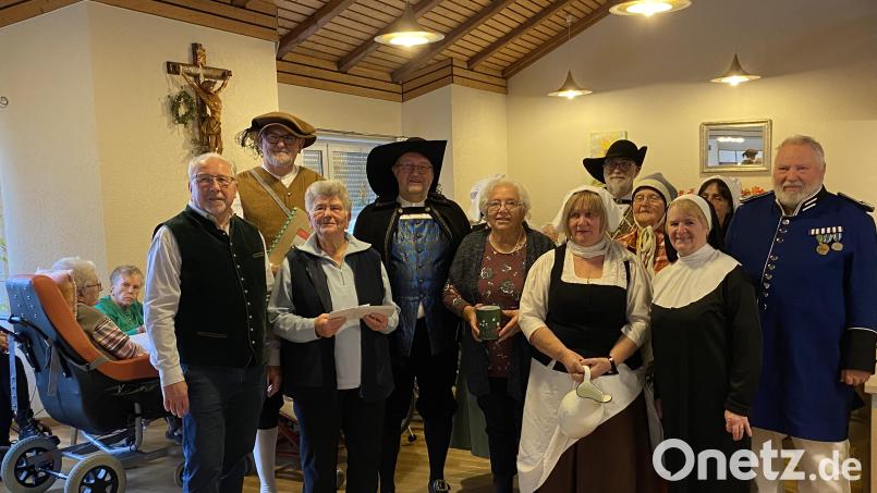 Im Seniorenheim übergab die Senioren und die Mitmacher r der Historischen Stadtführung eine Spende an die Rumänienhilfe Bild: krb