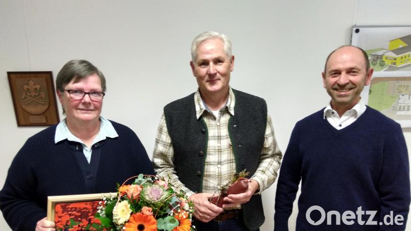 Bürgermeister Hans Ram (rechts) mit dem neuen Ortsheimatpfleger Hans Weiß und dessen Vorgängerin Isabel Lautenschlager. Bild: tra