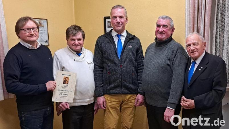 Michael Haßfurter (links) wurde für 25 Jahre treue Mitgliedschaft geehrt und Michael Preiss (Mitte) als neues Mitglied aufgenommen. Mit Bild Obmann Edmund Krämer (Zweiter von links), Pfarrer Alfons Kaufmann (Vierter von links) und Zentralpräses Josef Schwemmer (rechts). Bild: Uschold/exb