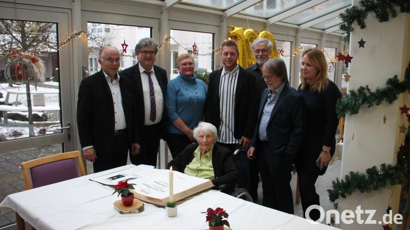 Im Kreis von Angehörigen, Freunden, Honoratioren und Pflegepersonal feierte Paula Küspert (sitzend) ihren 100. Geburtstag. Ihr gratulieren Bürgermeister Bernhard Stangl (Zweiter von links neben Vizelandrat Albert Nickl) mitgebracht hatte. Dritter von rechts Stadtpfarrer Edmund Prechtl. Bild: bjp