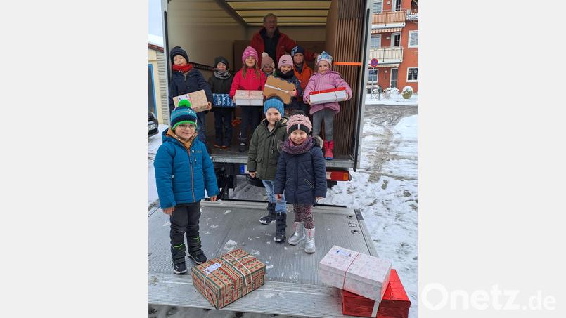 Die Kinder beim Verladen der Päckchen. Bild: Rosenberg/exb