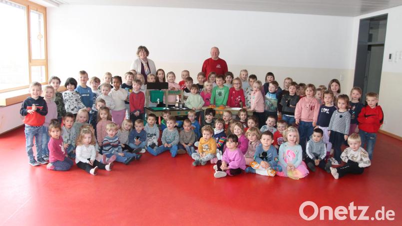 Karl-Heinz Hilburger freut sich wie Manuela Bauer (beide hinten) mit den Kindern. Bild: pi