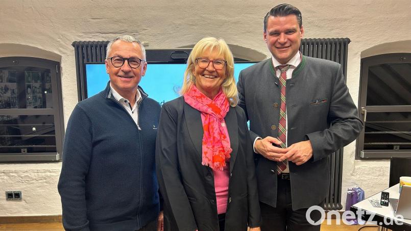 Landrat Thomas Ebeling (rechts), Vorsitzender des Trägervereins Bavaria Bohemia, mit Stellvertretern Irene Träxler und Richard Brunner (neu). Bild: Hofinger/exb