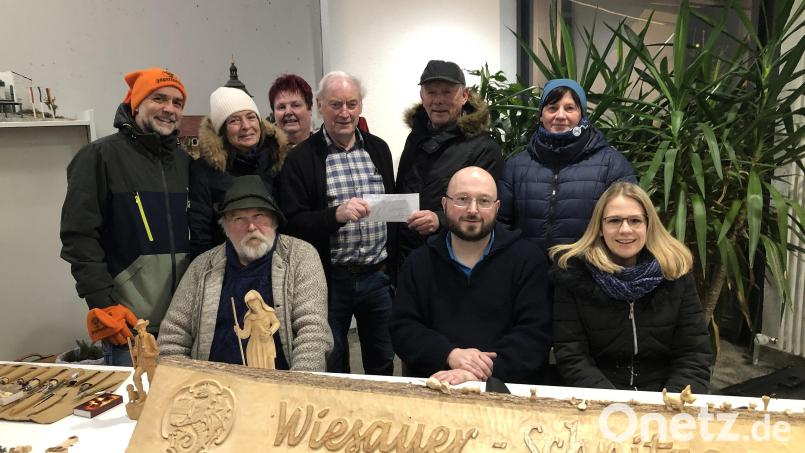 Mit 300 Euro wurde die Schnitzergruppe Wiesau vom Förderverein „D‘ Hankerler“ beschenkt. Den Umschlag überreichte Vorsitzender Hans Eichhammer (stehend, Zweiter von rechts) an den Vertreter der Künstler, Karl-Heinz-Meier (stehend, Vierter von links). Bild: wro