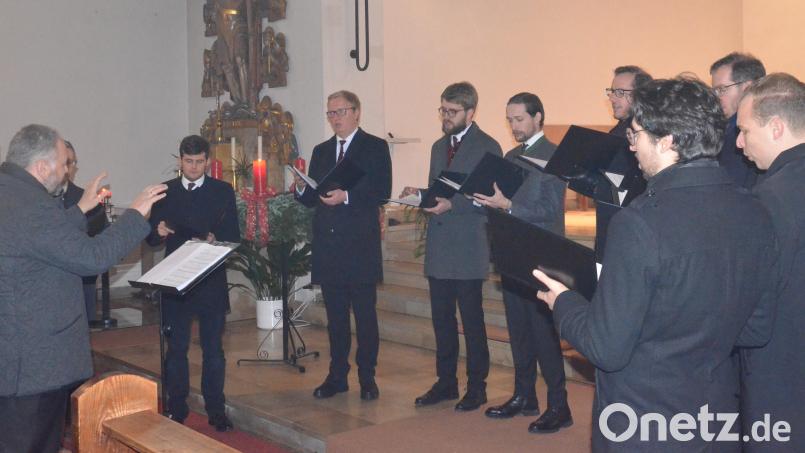 Das Vokalensemble Hubert Velten singt in der Konradskirche in Weiden. Bild: Kunz