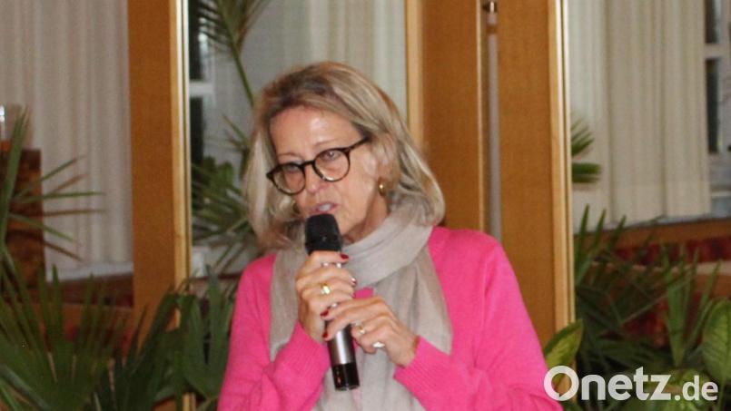 Brigitte Eglseder erläutert, warum es beim Bau des neuen Seniorenheimes zu Verzögerungen kam. Bild: Scherr/exb