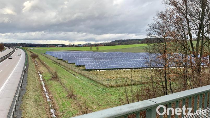 Ein Solarpark existiert bei Pischeldorf bereits. Bald soll dieser noch wachsen, die grünen Flächen im Hintergrund werden dann auch mit Paneelen bedeckt sein. Bild: Gabi Schönberger