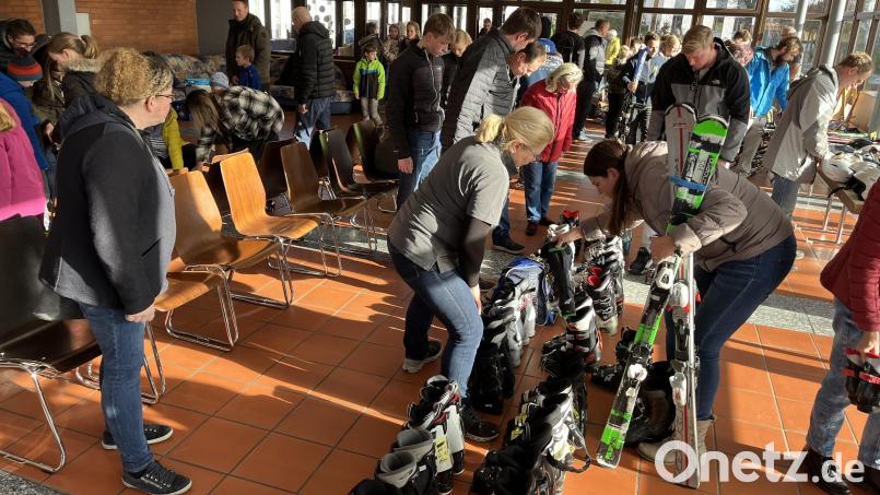 Großer Andrang herrscht beim Ski- und Wintersportbasar des Skiclubs Pistenschwinger Gössenreuth. Bild: mor