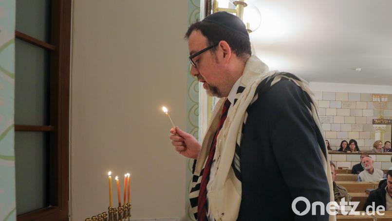 Kerzenzünden in der Synagoge: Rabbiner Elias Dray hatte seine Gemeindemitglieder zur Chanukka-Feier eingeladen. Bild: Wolfgang Steinbacher