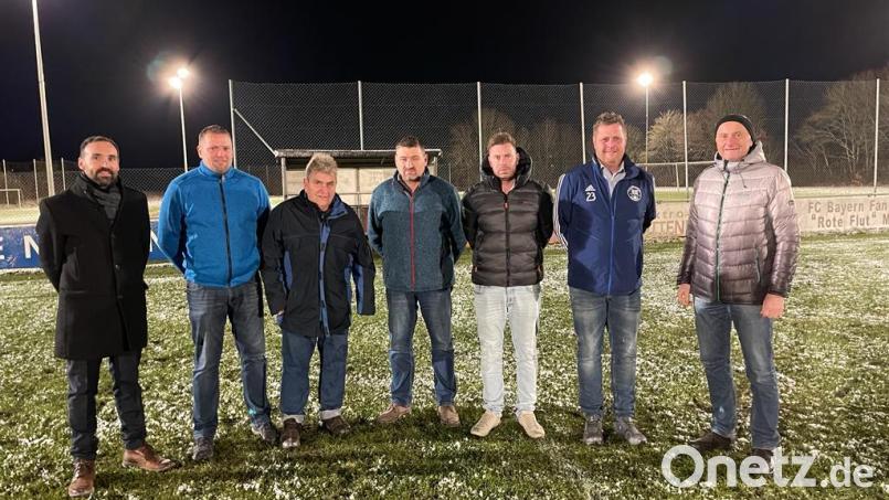 Bürgermeister Armin Bulenda, Vorstandschaft, Förderkreis und Helfer staunen über die Helligkeit der neuen LED-Anlage. Bild: gi