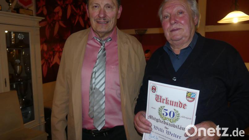 Harald Drobig dankte Willi Welter für 50 Jahre Vereinstreue. Bild: rn