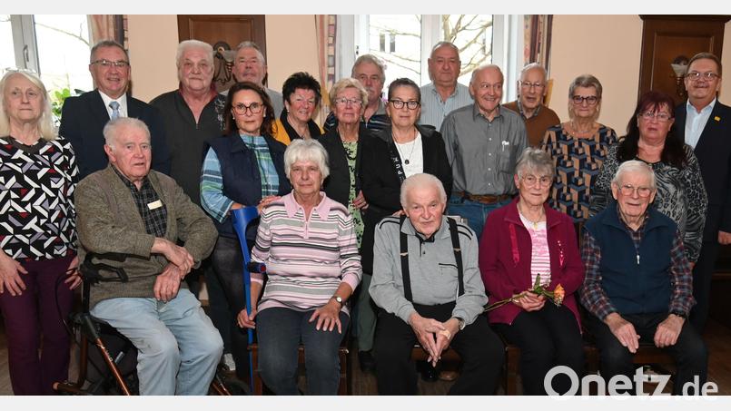Die Geehrten beim VdK-Ortsverband Amberg Süd-West zusammen mit Schriftführerin Irene Kugler (links), Stellvertretender Kreisvorsitzender Karl Bauer (Zweiter von links), der stellvertretenden Ortsverbandsvorsitzenden Hannelore Meier (hinten, Dritte von rechts), der Ortsverbandsvorsitzenden Birgit Miheilowitsch (Zweite von rechts) und Bürgermeister Martin Preuß (rechts). Für 75 Jahre VdK-Mitgliedschaft wurde Wilhelmine Netta (sitzend, Zweite von rechts.) besonders geehrt. Bild: gf
