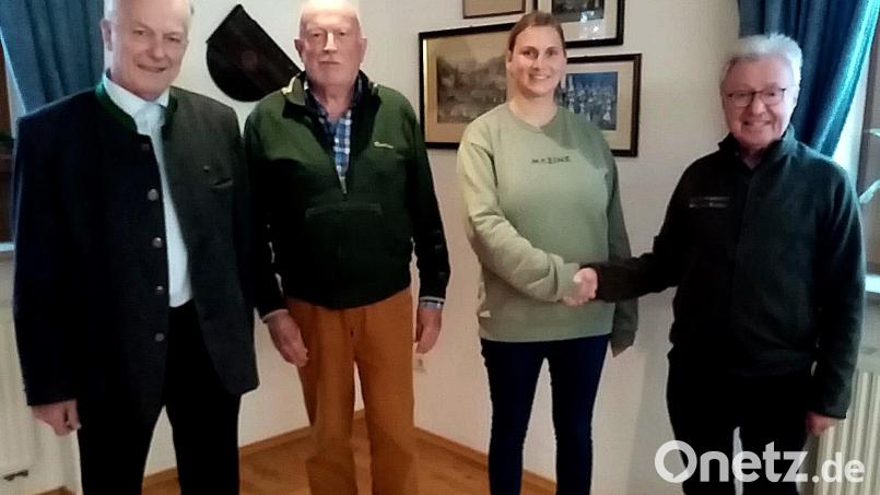 Die stellvertretenden Vorsitzenden Alois Lukas (links) und Michael Koller (rechts) verabschieden Schriftführer Wolf Harbig (Zweiter von links) und begrüßen dessen Nachfolgerin Maria Most. Bild: R. Kreuzer