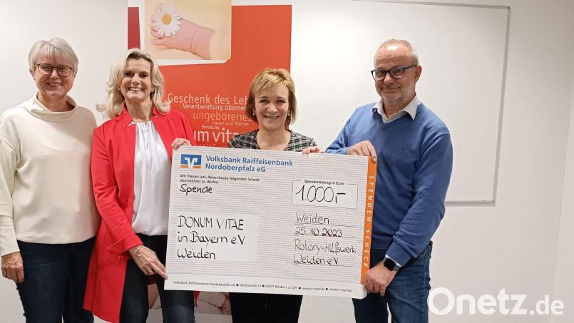 Rotary-Club-Mitglied Martin Stangl und Präsidentin Christiane Hellbach überreichen den Spendenscheck an Andrea Lang, Bevollmächtigte Stadt Weiden und Landkreis Neustadt/WN und Elisabeth Schieder, Leiterin der Beratungsstelle (von rechts). Bild: M. Schieder/exb