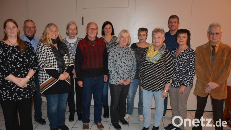 Ehrungen gab es bei der Weihnachtsfeier des AWO-Ortsverbandes Mitterteich. Im Bild (von links) Ortsvorsitzende Daniela Wiesner, Gerhard Lang, Sabine Kirchmann, Gisela Kirchmann, Walter Wenisch, Sandra Robl, Angelika Müller, Gerda Mayerhöfer, Anni Riedl, Jürgen Kirchmann, Gerlinde Pfohl und Kreisvorsitzender Edwin Ulrich. Bild: jr