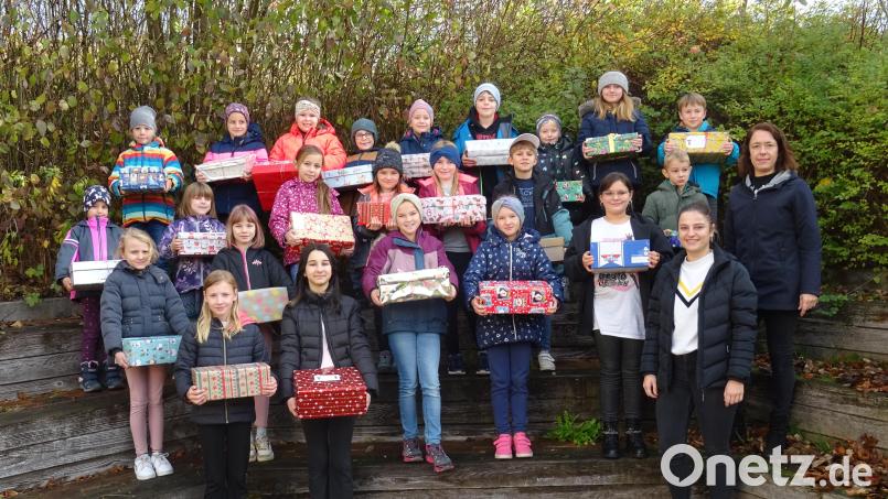 Die Schwarzhofener Grundschüler haben Päckchen für Kinder in Not zusammengestellt. Bild: Hutzler/exb