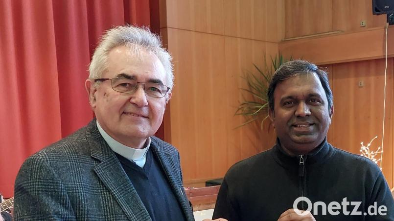 Pfarrer Dr. Adaikalam Donald Michael (rechts) erhält die Ernennungsurkunde zum Präses der KAB Herz Jesu aus den Händen von Kreispäses Diakon Dieter Gerstacker (links). Bild: mfh
