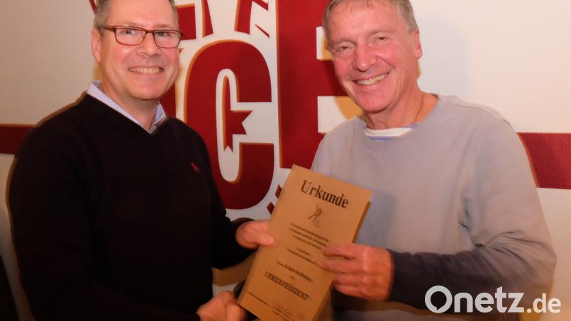 TC-Vorsitzender Peter Teschke (links) ernennt Reiner Hoffmann zum Ehrenvorsitzenden. Bild: do