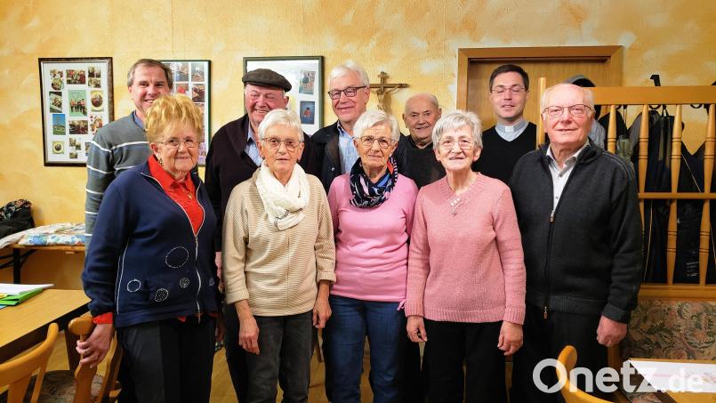 Die KAB Schmidmühlen ehrt ihre Gründungsmitglieder. Ihnen gratulieren Pfarrer Werner Sulzer (hintere Reihe, links), Diözesanpräses Stephan Rödl (hintere Reihe, rechts) und Teamsprecher Erich Jeziorowski (rechts). Bild: bjo