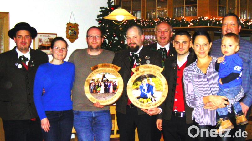 Die Gausieger sowie Pokal- und Scheibengewinner zeichnet erster Schützenmeister Sebastian Ludwig (links) aus. Bild: bk