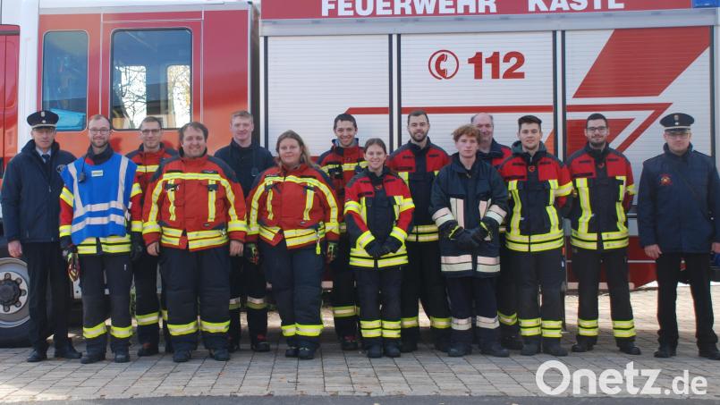 Kreisbrandmeister Alois Schindler, die Kommandanten Christoph Dumler, Tobias Rodler, Dominik Kugler (von links), Hans Birkner und Alexander Pühl (von rechts) gratulierten (ab Fünfter von links) Jonas Hautmann, Ann-Kathrin Kugler, Jonas Zeitlmann, Sabrina Murr, Dominik Schiml, Jonas Gailer, Josef Schraml und Florian Schiml. Bild: cvl