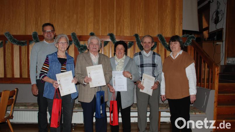 In der Jahreshauptversammlung durfte die Ehrung langjähriger Mitglieder nicht fehlen: (von links) Kreisgartengartenfachberater Harald Schlöger, Anni Findeis (40 Jahre), Gottfried Hofmann (40 Jahre), Barbara Schultes (25 Jahre), Martin Prechtl (40 Jahre) sowie Vorsitzende Elisabeth Reger. Bild: cvl