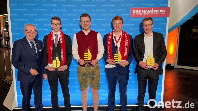 Handwerkskammer-Hauptgeschäftsführer Jürgen Kilger (links) gratulierte den Bundessiegern der Deutschen Meisterschaft im Handwerk aus Ostbayern (Zweiter bis Fünfter von links): Johannes Gollwitzer, Johannes Häberl, Vinzenz Kellner und Maximilian Simmel. Bild: HWK/Kilger