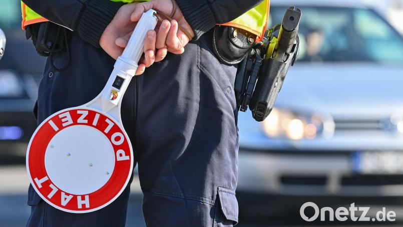 Ein Polizeibeamter hält eine Winkerkelle in den Händen. Bild: Patrick Pleul/dpa-Zentralbild/ZB/Symbolbild