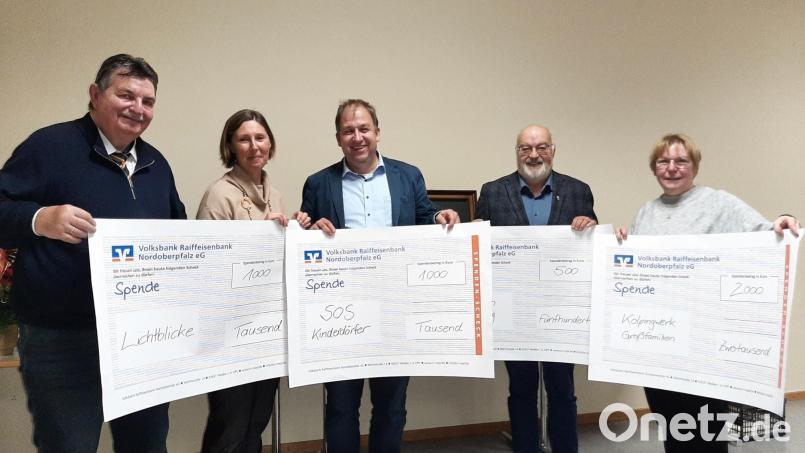 Vorsitzender Josef Ziegler (links) und seine Stellvertreterin Ulrike Steinhilber (rechts) überreichen Spenden an Lichtblicke, vertreten durch Viola Vogelsang-Reichl (Zweite von links), an das SOS-Kinderdorf, vertreten durch Holger Hassel (Dritter von links), sowie an die Aktion Großfamilien und die Familien-Freizeitstätte Lambach des Kolpingwerks, vertreten durch Diözesanvorsitzenden Martin König (Zweiter von rechts). Bild: ise