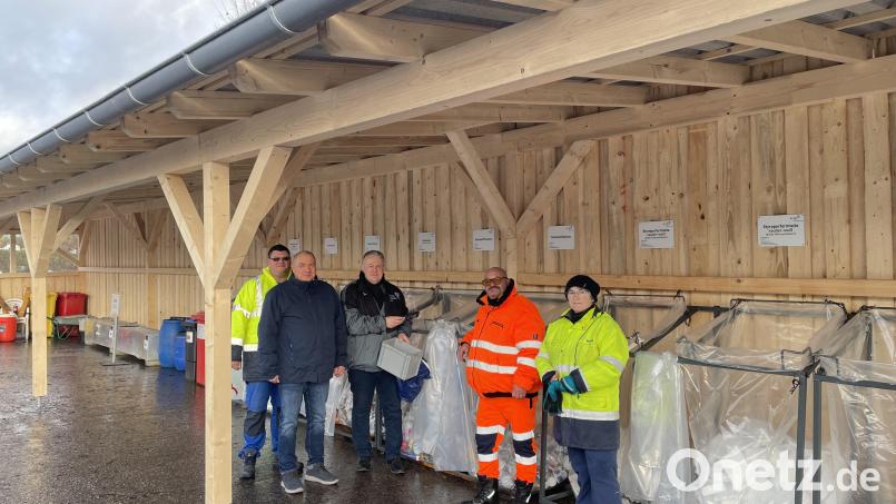 Eine 24 Meter lange, halb geschlossene Überdachung prägt jetzt die Sammelstelle im Wertstoffhof Sulzbach. Landrat Richard Reisinger (Mitte) schaute sich das Ganze nicht nur an, sondern ließ auch gleich Material da. Bild: ge