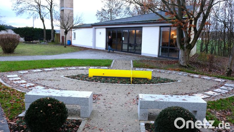 Im Zusammenspiel von Himmel und Erde und der Leuchtkraft von Glas und Sonne soll die Urnenanlage die Hoffnung auf ein Weiterleben nach dem Tod stärken. Bild: do