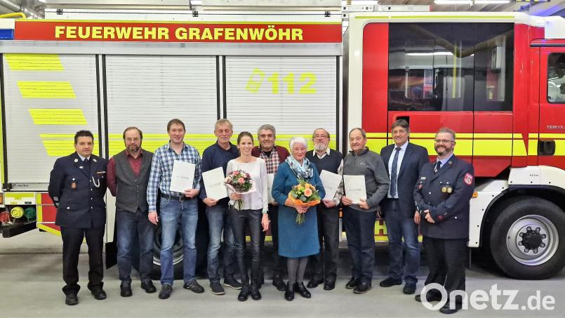 Feuerwehr-Vorstand Robert Kraus (rechts) bedankte sich beim Kameradschaftsabend bei den Kameraden mit langjährigen Dienstzeiten und besonders bei seinem Vorgänger Alexander Richter (links). Bild: rgr